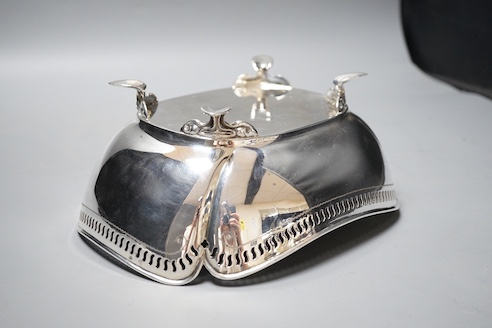 A George V silver fruit bowl, with pierced border, Atkin Brothers, Sheffield, 1922, 23.8cm, 15oz.